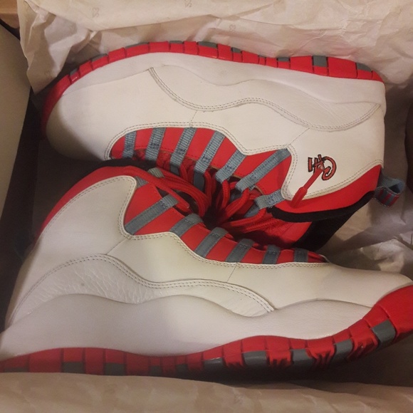 Jordan 10s Chicago - Picture 2 of 5